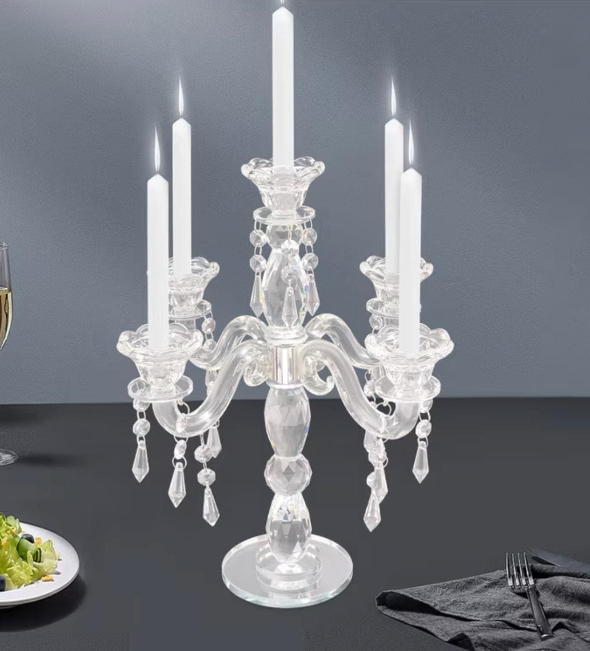 Candelabru cu lumânări aprinse pe masă festivă